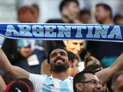 Salah seorang suporter kibarkan syal Argentina untuk rayakan kemenangan Tim Tango. Sergio Perez/Reuters.
