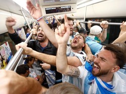 Kebahagiaan suporter Argentina tak dapat dibendung atas kemenangan Messi cs. Anton Vaganov/Reuters.