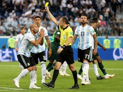 Menit 49, pelanggaran Javier Mascherano terhadap Oghenekaro Etebo bikin Nigeria dapat penalti. Gabriel Rossi/Getty Images.
