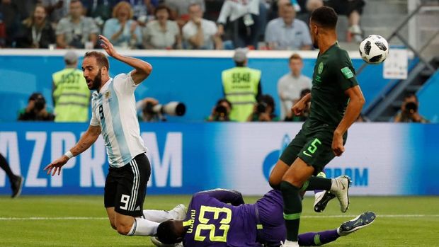 Gonzalo Higuain setidaknya dua kali membuang peluang emas untuk mencetak gol.