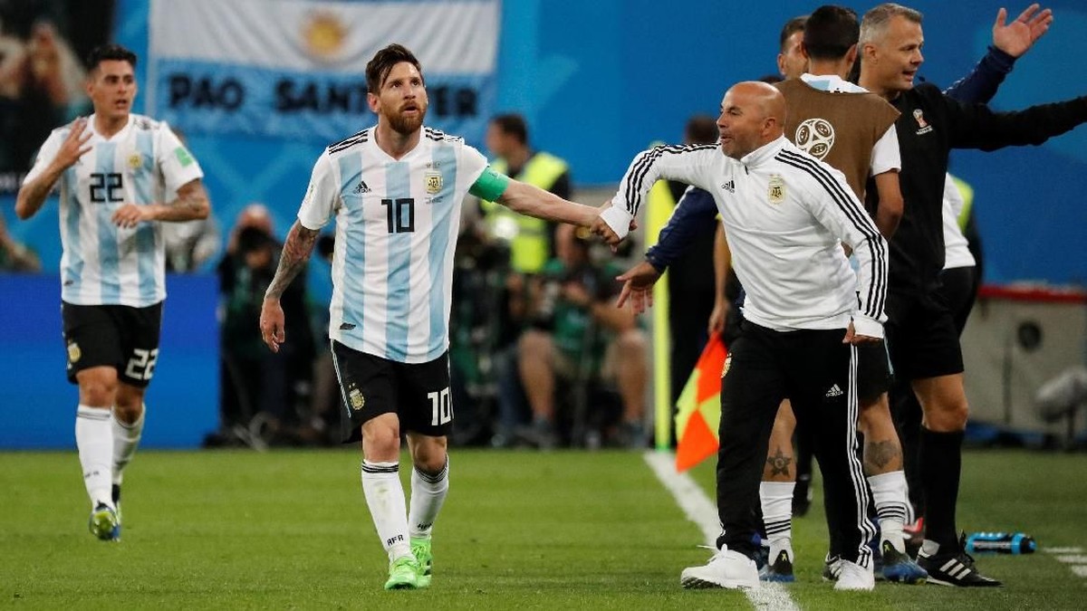 Pelatih timnas Argentina, Jorge Sampaoli, bersama Lionel Messi. (Foto: Toru Hanai/Reuters)