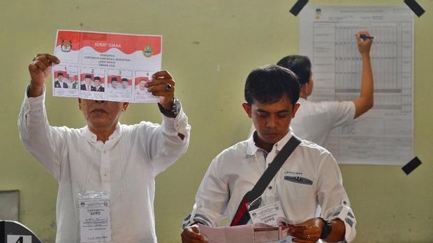 Petugas KPPS melakukan penghitungan perolehan suara Pilkada Gubernur dan Wakil Gubernur Jabar di TPS 02 Kelurahan Panglayungan, Kota Tasikmalaya, Jawa Barat, Rabu (27/6). Hasil penghitungan suara, Anton Charliyan kalah di TPS pencoblosannya, dengan hasil perhitungan di TPS 02 Panglanyungan nomor pasangan nomor urut tiga mengungguli pasangan calon lainnya dengan perolehan suara sebanyak 139 suara dari jumlah 319 partisipasi pemilih, sedangkan Pasangan Tb Hasanudin-Anton Charliyan (Hasanah) memperoleh 96 suara. ANTARA FOTO/Adeng Bustomi/ama/18