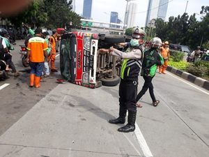 Tabrak Pembatas Jalan, Truk Boks Terguling di Casablanca