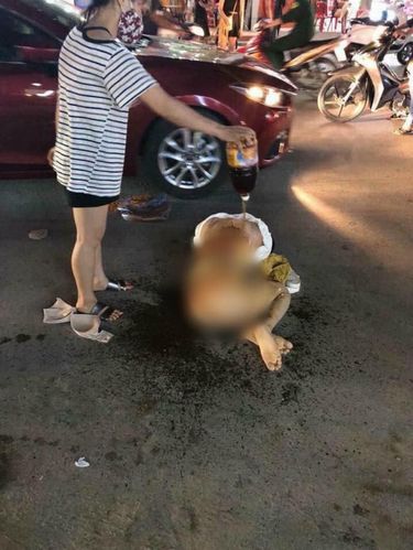 Balas Dendam, Istri Sah Telanjangi Pelakor dan Siram Bubuk Cabai ke Tubuhnya