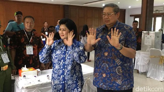 SBY dan Bu Ani Pamer 10 Jari Usai Nyoblos di Cikeas 