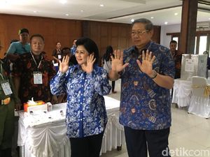 SBY dan Bu Ani Pamer 10 Jari Usai Nyoblos di Cikeas