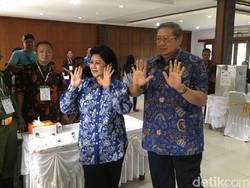SBY dan Bu Ani Pamer 10 Jari Usai Nyoblos di Cikeas