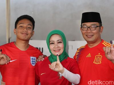 Ridwan Kamil, Si Cinta dan Sang Putra Nyoblos Pakai Jersey Berbeda