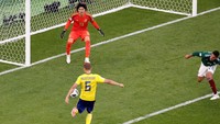 Setelah bermain imbang 1-1, Swedia mengamuk dan langsung unggul 1-0 di awal babak kedua lewat Ludwig Augustinsson. REUTERS/Damir Sagolj.
