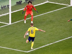 Setelah bermain imbang 1-1, Swedia mengamuk dan langsung unggul 1-0 di awal babak kedua lewat Ludwig Augustinsson. REUTERS/Damir Sagolj.