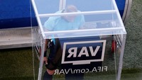 Wasit melihat VAR. REUTERS/Damir Sagolj.