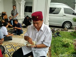 Anton Charliyan Santap Nasi TO Sebelum Nyoblos