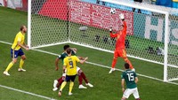 Sebuah peluang matang Swedia mampu dipatahkan kiper Meksiko. REUTERS/Damir Sagolj.