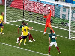 Sebuah peluang matang Swedia mampu dipatahkan kiper Meksiko. REUTERS/Damir Sagolj.