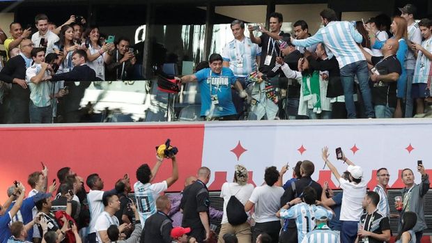 Maradona selalu menjadi pusat perhatian setiap kali datang di pertandingan timnas Argentina.
