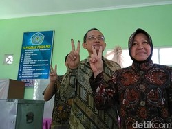 Nyoblos Ditemani Puti, Risma Diajak Warga Berfoto Bersama