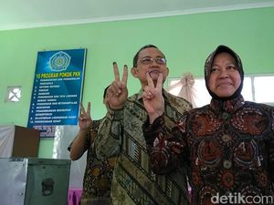 Nyoblos Ditemani Puti, Risma Diajak Warga Berfoto Bersama Nyoblos Ditemani Puti, Risma Diajak Warga Berfoto Bersama