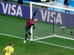 Kiper Swedia Robin Olsen mampu menepis peluang Meksiko. REUTERS/Damir Sagolj.