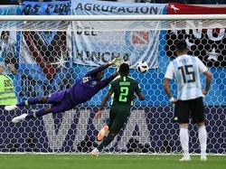 Di awal babak kedua, pertandingan seimbang setelah Victor Moses mengonversi hadiah penalti untuk mengubah kedudukan 1-1. Christophe Simon/AFP/Getty Images.