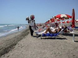 Beli Barang Palsu di Pantai Italia, Bisa Didenda Rp 100 Juta