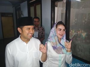 Akhirnya Emil Bareng Istri Nyoblos Pilgub Jatim di TPS yang Diminta