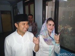 Akhirnya Emil Bareng Istri Nyoblos Pilgub Jatim di TPS yang Diminta