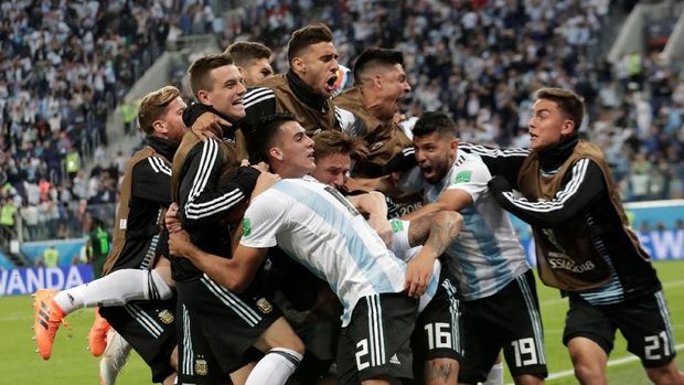 Timnas Argentina merayakan keberhasilan menembus babak 16 besar di Piala Dunia 2018.