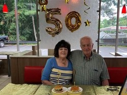 Pasangan Ini Rayakan Ultah Pernikahan Selama 50 Tahun di Burger King
