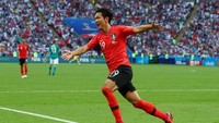Kim Young-gwon merayakan golnya. REUTERS/Pilar Olivares.