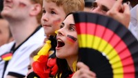 Cantiknya pendukung Jerman. REUTERS/Hannibal Hanschke.