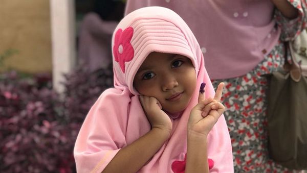 Anak-anak Ini Nggak Mau Kalah Ikut Nyoblos di Pilkada Serentak