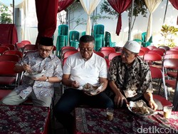 Sudirman Said Ziarah Lalu Sarapan Nasi Ponggol Sebelum Pantau TPS