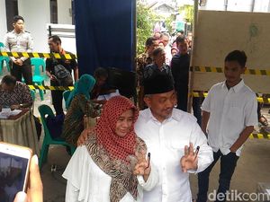 Syaikhu Pamer 3 Jari Usai Coblos di TPS 76 Bekasi