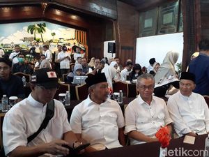 Wajah Syaikhu Tegang Pantau Penghitungan Cepat Wajah Syaikhu Tegang Pantau Penghitungan Cepat