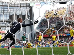 Peluang Meksiko dari Carlos Vela yang masih melebar. REUTERS/Andrew Couldridge.