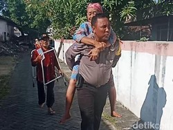 Salut, Polisi Ini Gendong Nenek Sri Nyoblos ke TPS