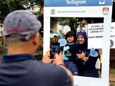 Warga Pekayon Bekasi Asyik Selfie di Booth Instagram