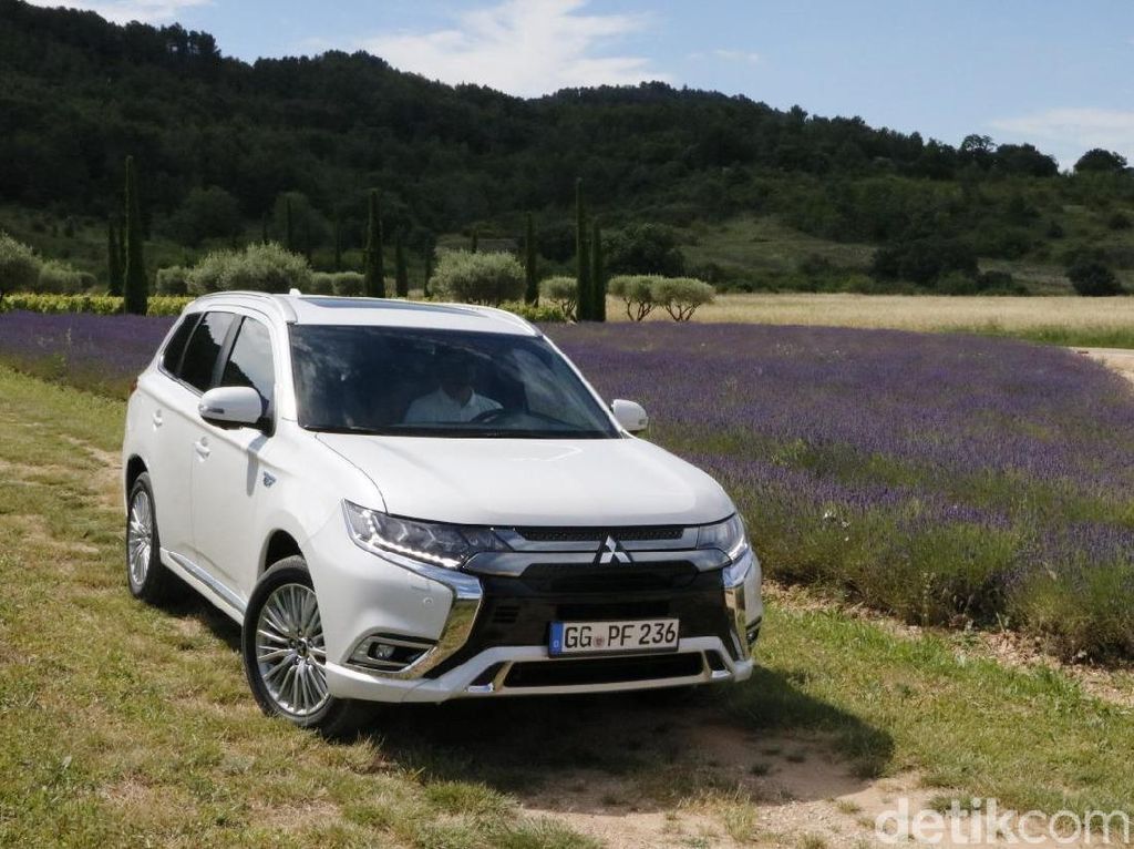 Samurai Biru Mitsubishi Outlander PHEV Samurai Biru Mitsubishi Outlander PHEV