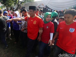 Ridwan Kamil Peluk Istri dan Sujud Syukur Jika Menang Pilgub Jabar
