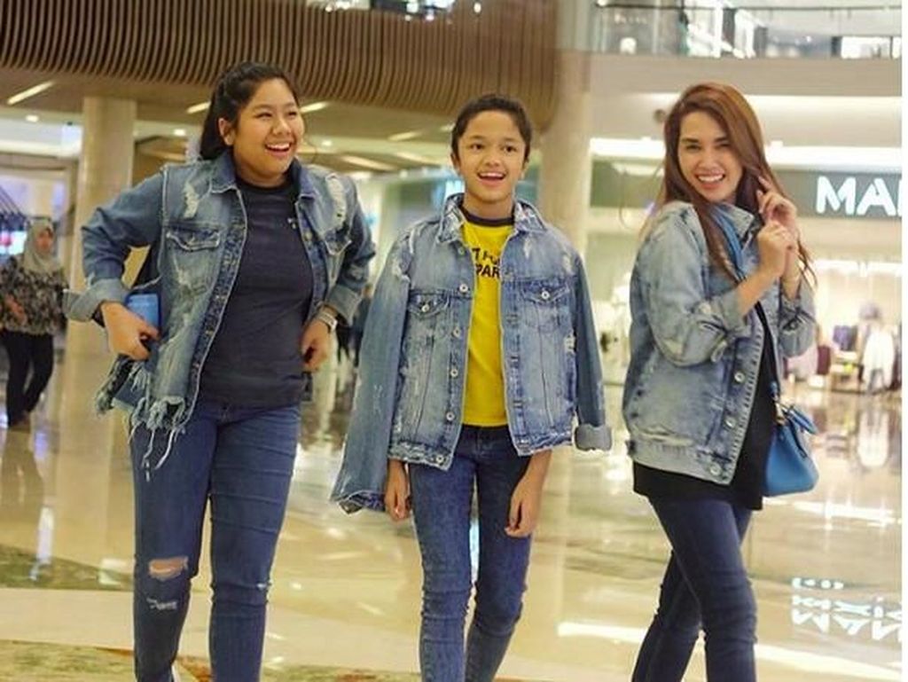 Anak Suka K-Pop, Ussy Ajarkan Menabung Anak Suka K-Pop, Ussy Ajarkan Menabung