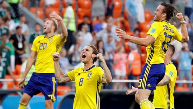 Para pemain timnas Swedia merayakan kelolosan dari Grup F usai menaklukan Meksiko 3-0, di Ekaterinburg Arena, Yekaterinburg, Rusia, 27 Juni. 
