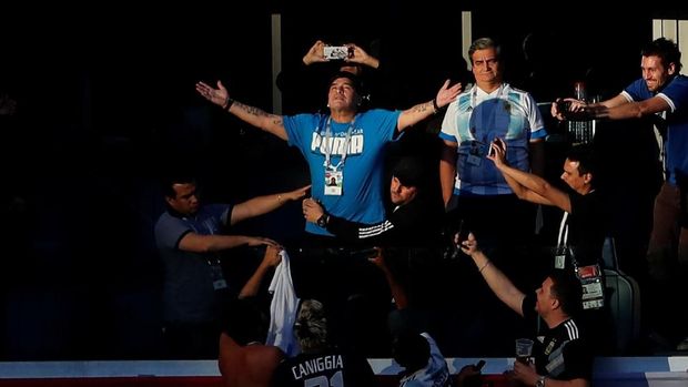 Legenda Argentina Diego Maradona hadir di Stadion Saint Petersburg.
