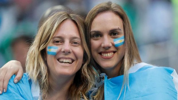 Suporter Argentina dari kaum hawa ikut memeriahkan Stadion