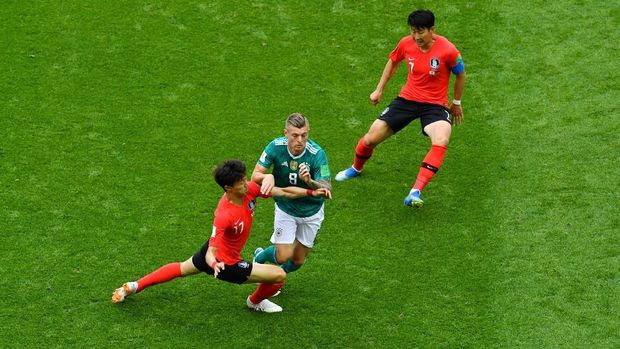 Jerman mengontrol pertandingan awal babak pertama.