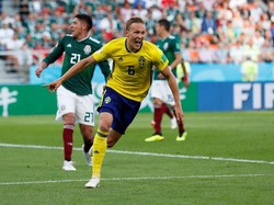 Ludwig Augustinsson merayakan golnya. REUTERS/Andrew Couldridge.