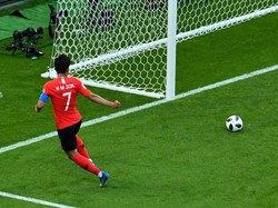 Son Heung-min memantapkan kemenangan Korsel 2-0 lewat golnya di masa perpanjangan waktu. REUTERS/Dylan Martinez.