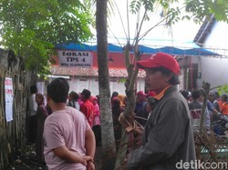 Antusias Korban Banjir Bandang Tinggi Meski Nyoblos di TPS Darurat