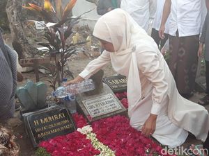Tangis Khofifah Pecah saat Ziarah Makam Suami dan Orang Tua