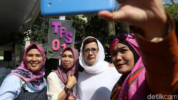 Usai Mencoblos, Nurul Arifin Ramai Diajak Selfie Ibu-ibu