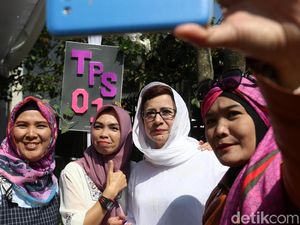 Usai Mencoblos, Nurul Arifin Ramai Diajak Selfie Ibu-ibu